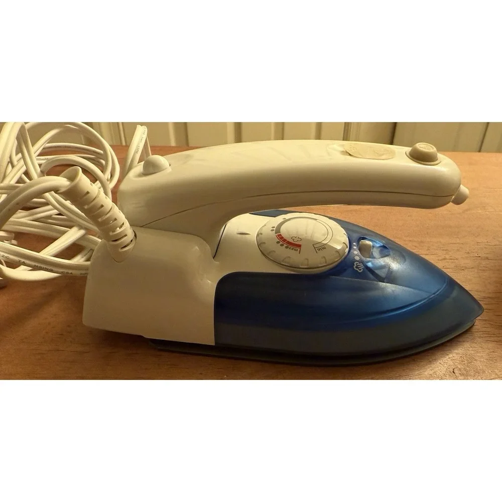 Black & Decker X50 Travel Iron White Blue With Steam, non-stick,‎ 120V/240V EUC